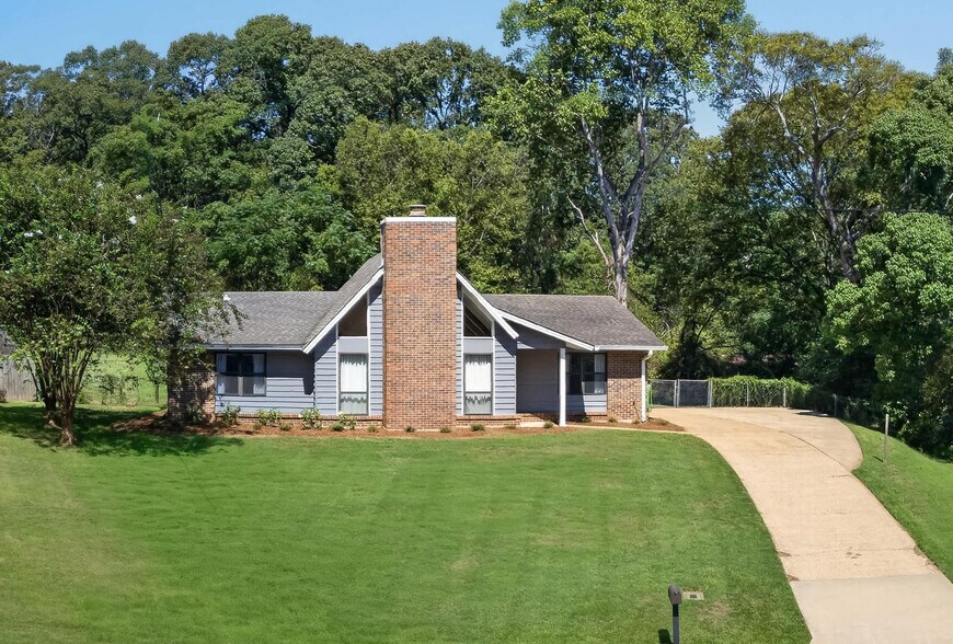 Building Photo - 4807 Summit Dr