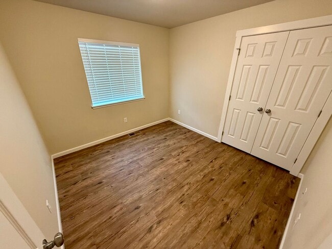 Building Photo - 3 Bedroom Charming Duplex