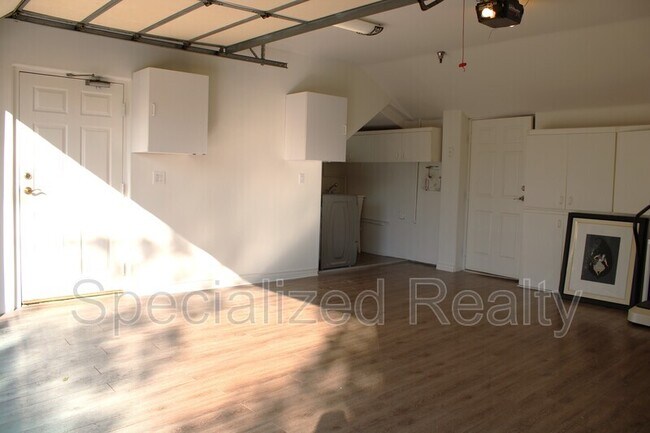 Building Photo - 1827 1/2 Hill Dr.,