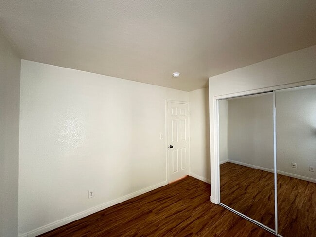 Building Photo - Huntington Village B