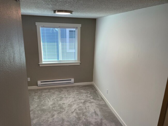 Building Photo - Brand new remodel - top floor 2 bedroom wi...
