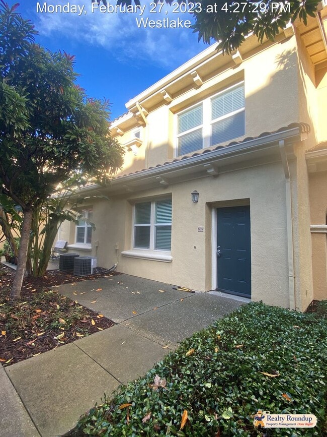 Building Photo - Pristine Condo with New Carpet and Dual Master Suites