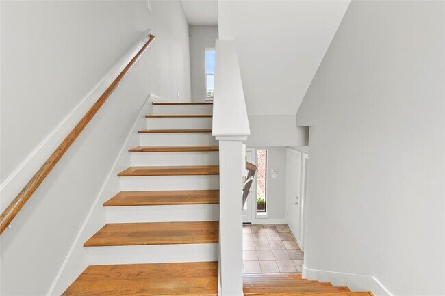 Building Photo - 1604 Reinerman St