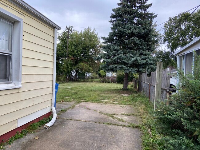 Building Photo - 11443 Caddilac Ave