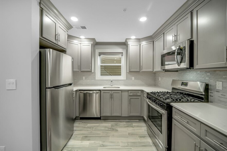 Building Photo - 146 N 15th St