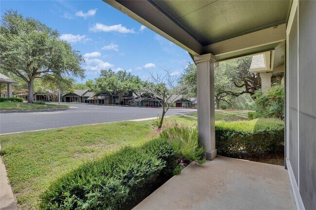 Building Photo - 1015 E Yager Ln