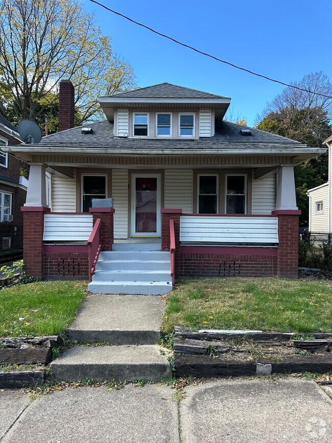 Building Photo - Move In Now - 4 to 5 bedrooms