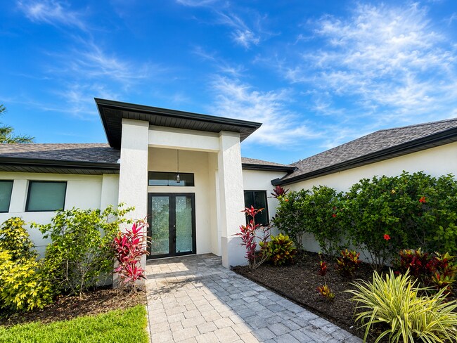 Building Photo - Move In Special! Pool Home with Canal View
