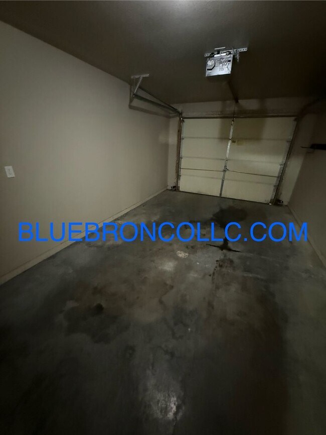 Building Photo - Beautiful 3-bedroom, 2-bathroom Duplex with attached garage