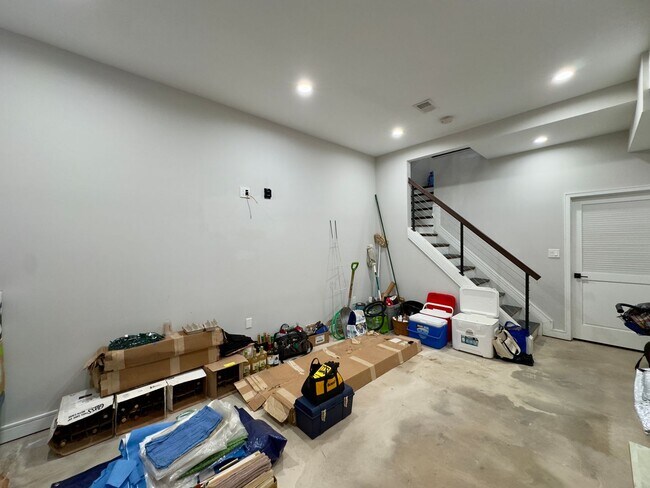 Building Photo - Charming 4Bed/3Bath in Riverside Neighborhood
