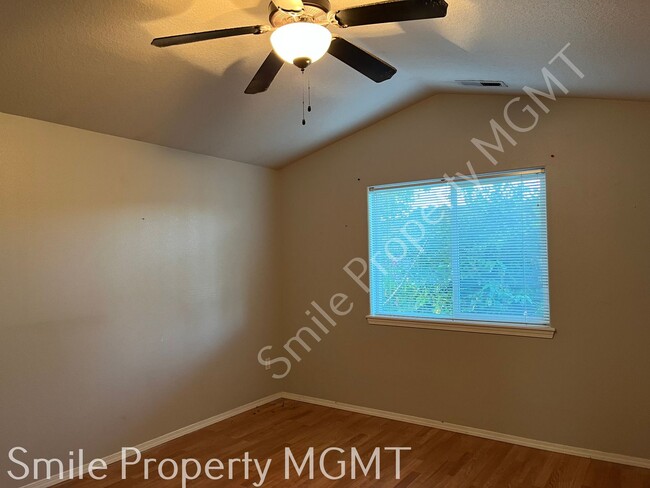 Building Photo - Great location