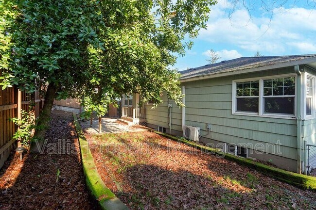 Building Photo - 1025 Terrace Dr NW