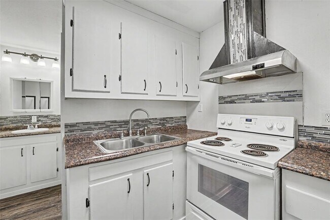 Building Photo - 6307 Chesterfield Ave
