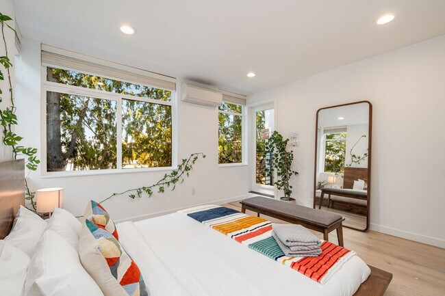 Building Photo - 673 Belmont Pl E