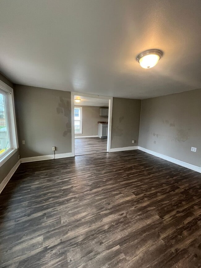 Building Photo - 4-Bedroom 1 1/2-Bath home in Junction City