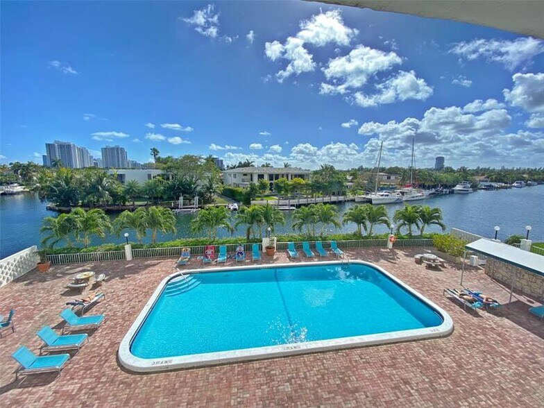 Building Photo - 401 Golden Isles Dr