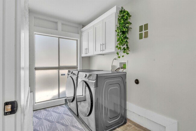 Building Photo - 185 Alexander St