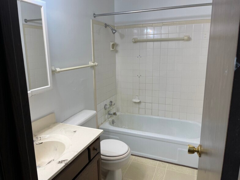 Grass Roots Properties LLC 115 S Clinton Bath - 115 S Clinton St