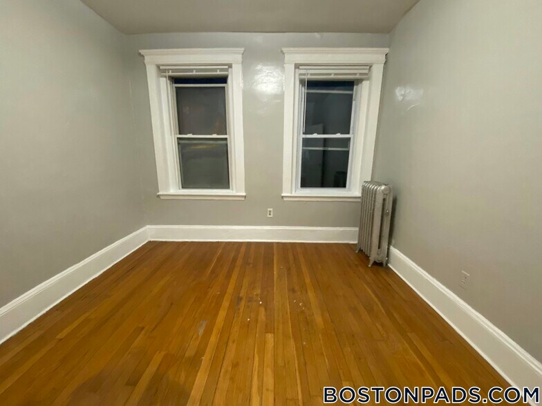 Building Photo - 463 Park Dr