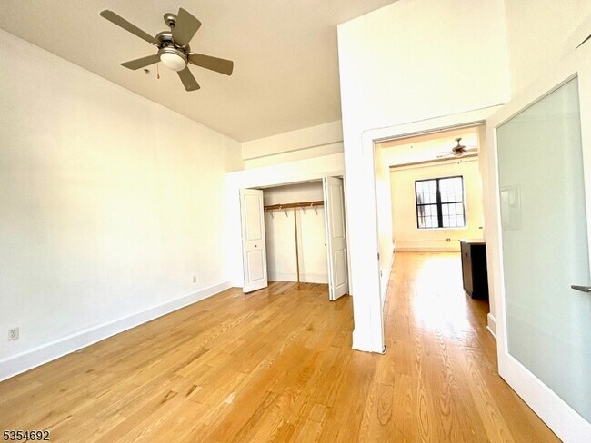 Building Photo - 988 Johnson Pl