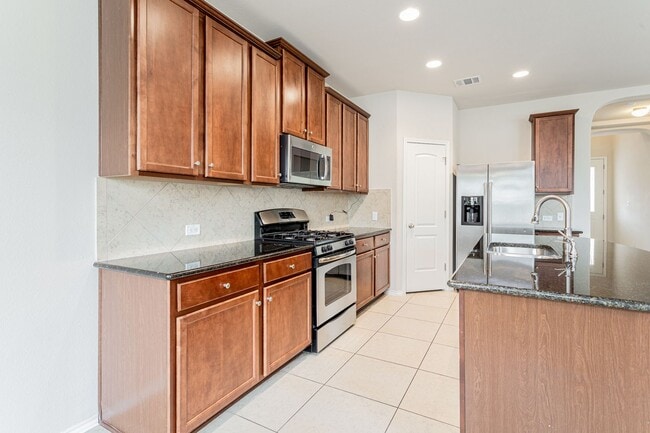 Building Photo - 3 Bedrooms, 2.5 Bathrooms – Stylish and Co...