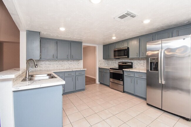 Building Photo - 14418 Royal Hill Dr