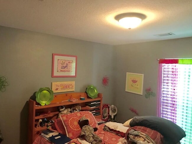 Building Photo - Spacious 3BR/2BA Home in Miller Farms with...