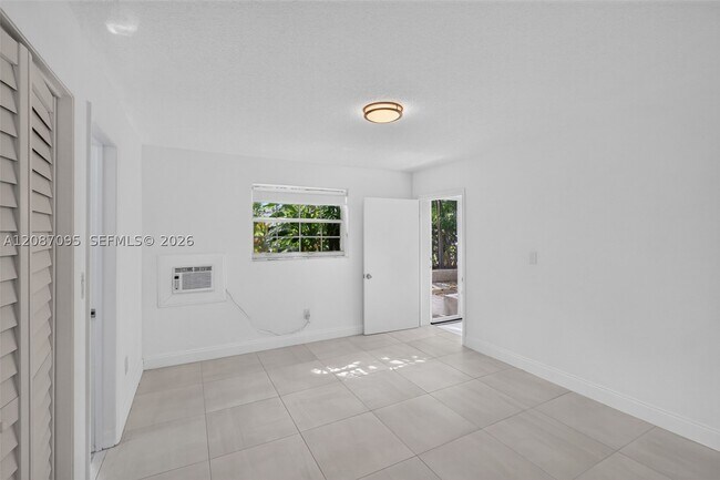 Building Photo - 1055 SW 12th St