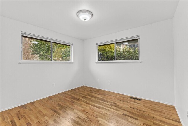 Building Photo - Bright and Updated Beacon Hill Rambler