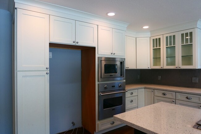 Building Photo - 4 bedroom 2 bath! Forced air, hardwood flo...