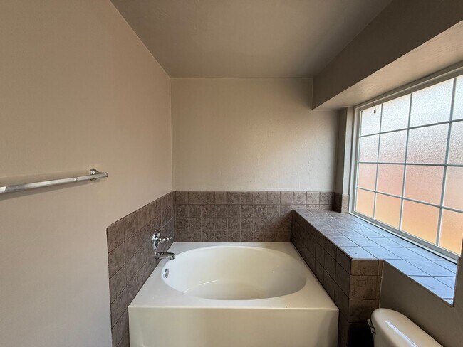 Building Photo - 4 BED! Cozy Home on Large CORNER Lot!