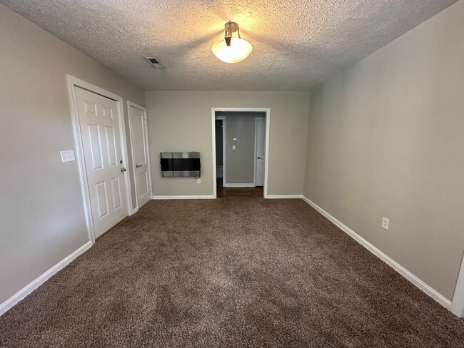 Building Photo - Cute One Level House with Eat-In Kitchen