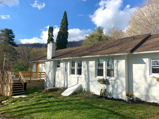 Primary Photo - WALK TO ASU AND DOWNTOWN BOONE - Historic ...