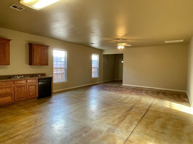 Building Photo - Spacious 2 bed 2 bath in the Plaza Distric...