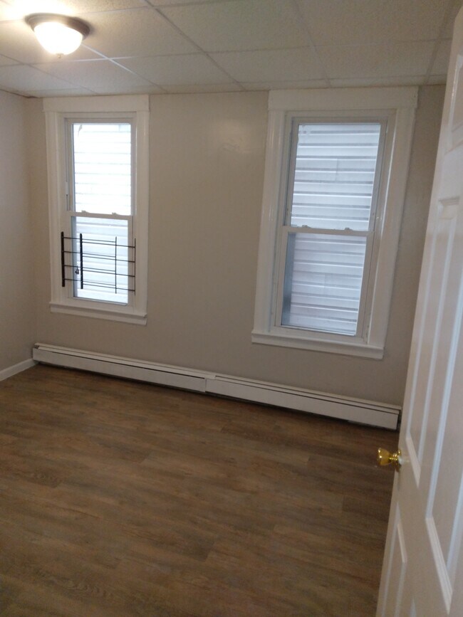 Building Photo - 73 Maple St