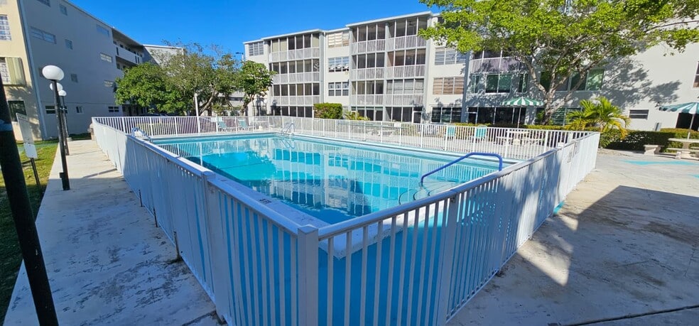 Building Photo - 1670 NE 191st St