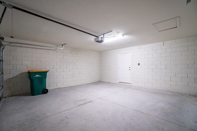 Building Photo - Energy Efficient 3/3 Townhome w/ 2 Car Gar...