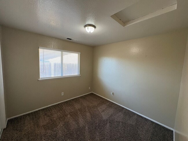Building Photo - Charming Tulare home available now!