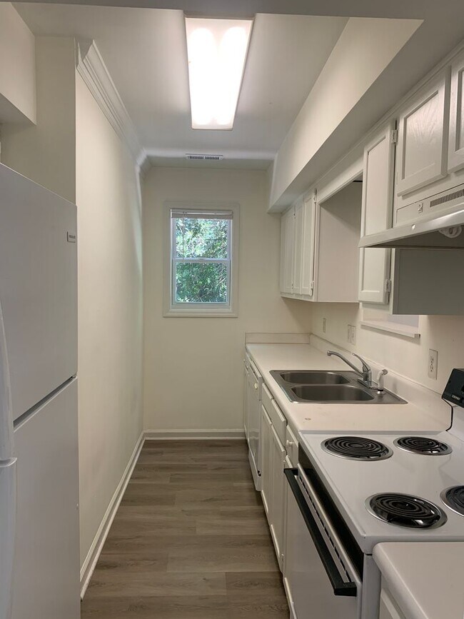 Building Photo - 3 Bedroom 2 Bath House Available Now on Nash