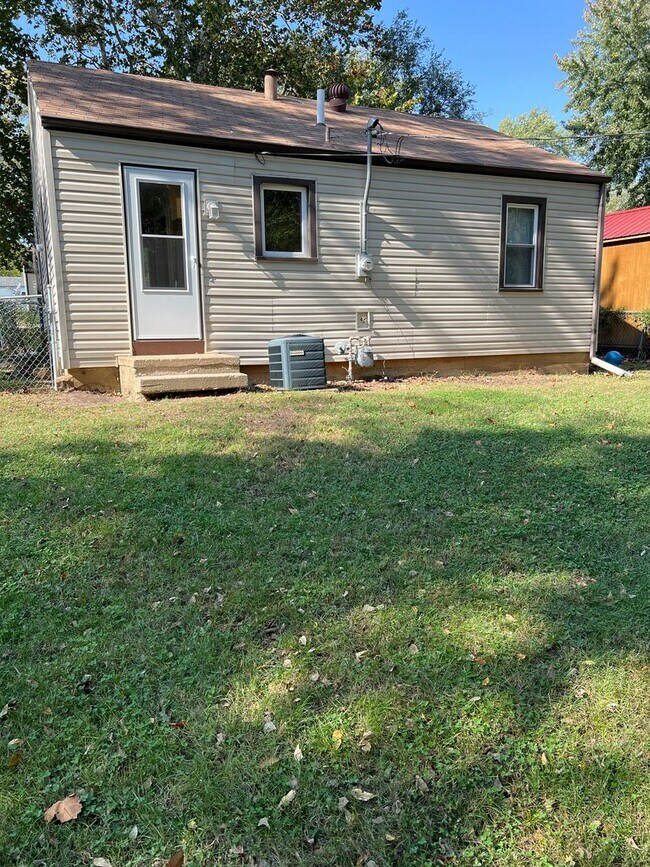 Building Photo - Don't miss out on this cozy home!