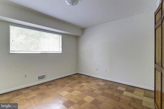 Building Photo - 10667 Montrose Ave