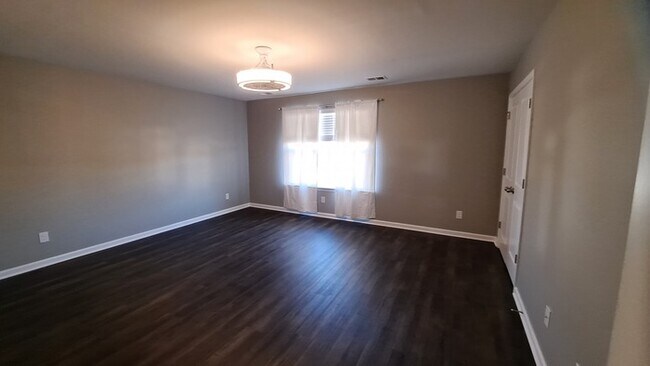 Building Photo - Spacious 5 bed 3 bath Home