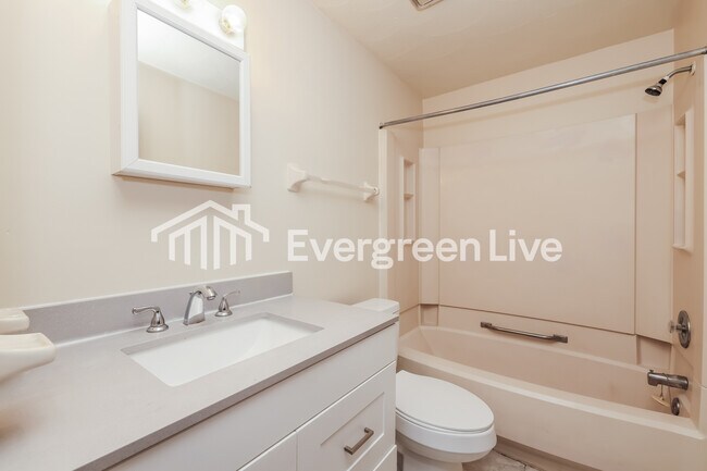 Building Photo - 4727 Stonehedge St