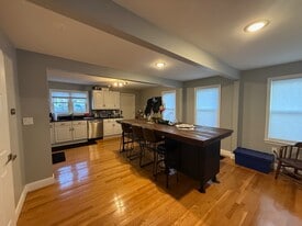 Building Photo - 264 Main St