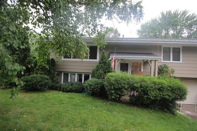Building Photo - Beautifully updated 'Tonka rental available! 3 beds 2 baths in Royal Hills!