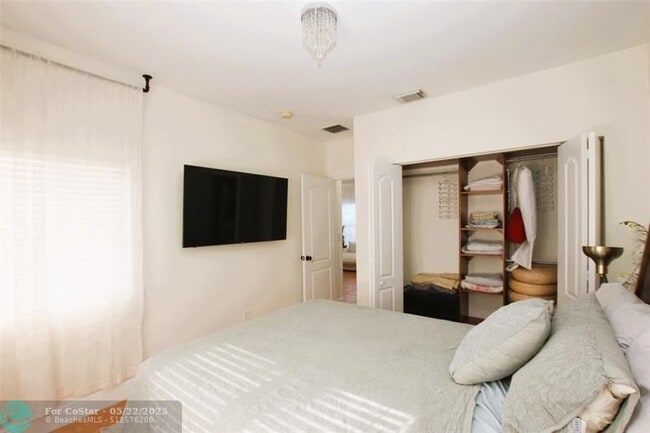 Building Photo - 1305 N 30th Ct