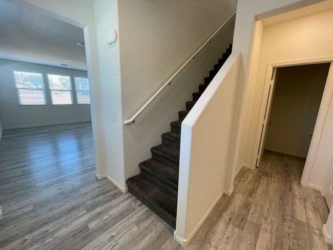 Building Photo - Gorgeous 2 Story Townhome Ready in Gated C...