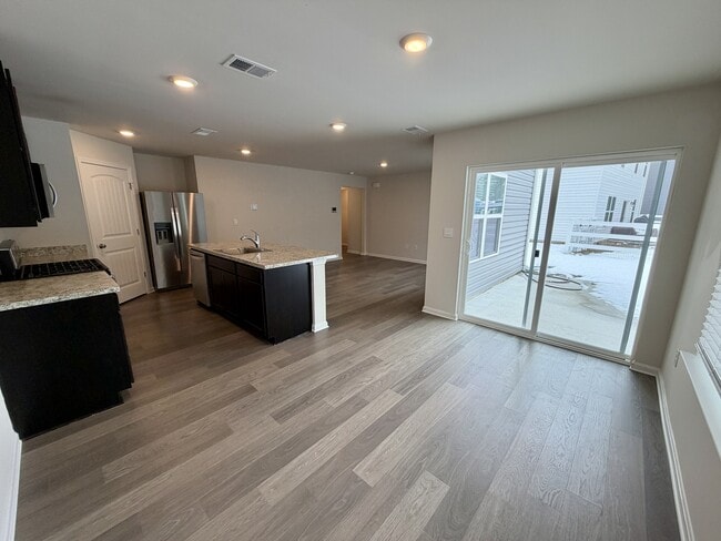 Building Photo - 633 Currant Cir