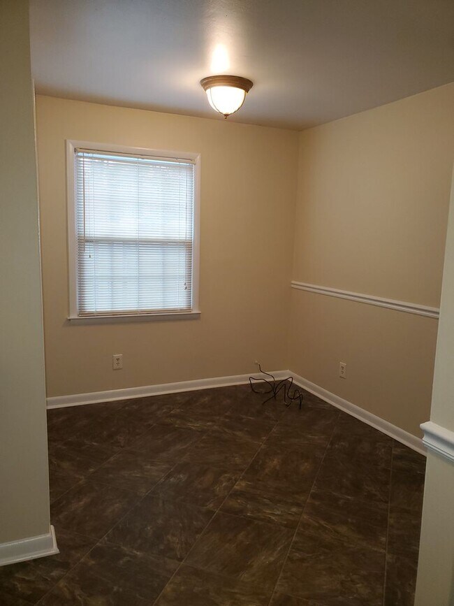 Building Photo - Largest Unit in Oglethorpe Place, 3bd/2.5ba 1700+ sqft, fireplace, and community pool and tennis!