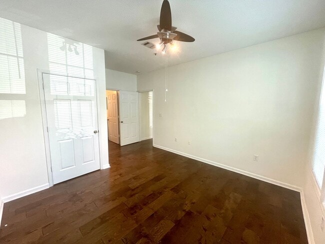 Building Photo - 2 Bedroom, 2 Bath Condo in Southampton Poi...